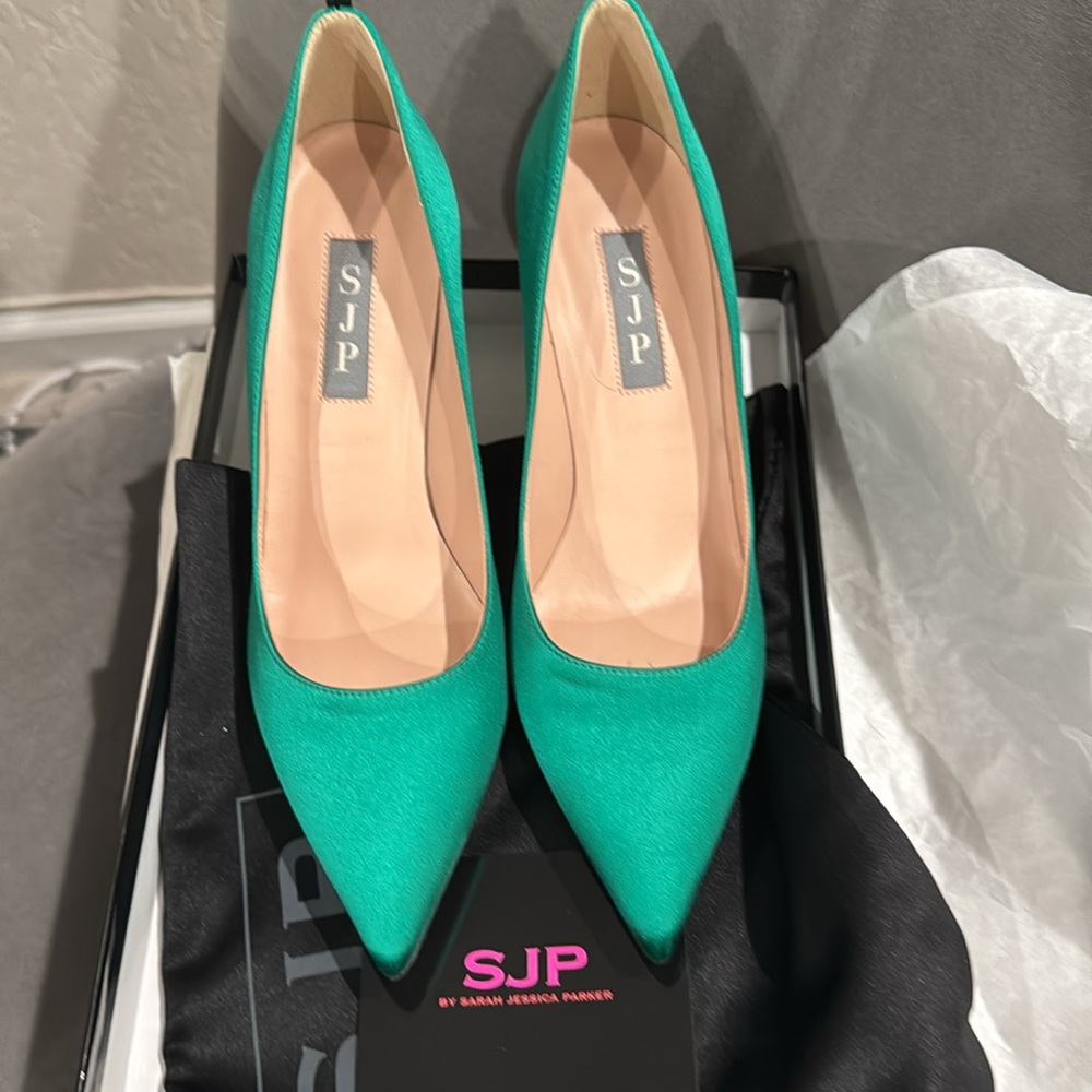 Never worn Stunning SJP emerald green satin Fawn pumps. With box and bags.